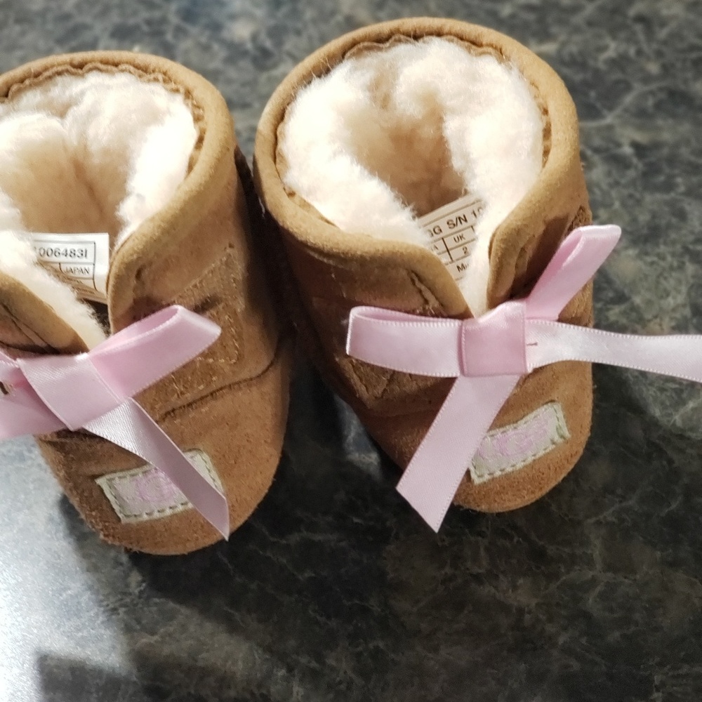 Adorable UGG boot Infant 2/3